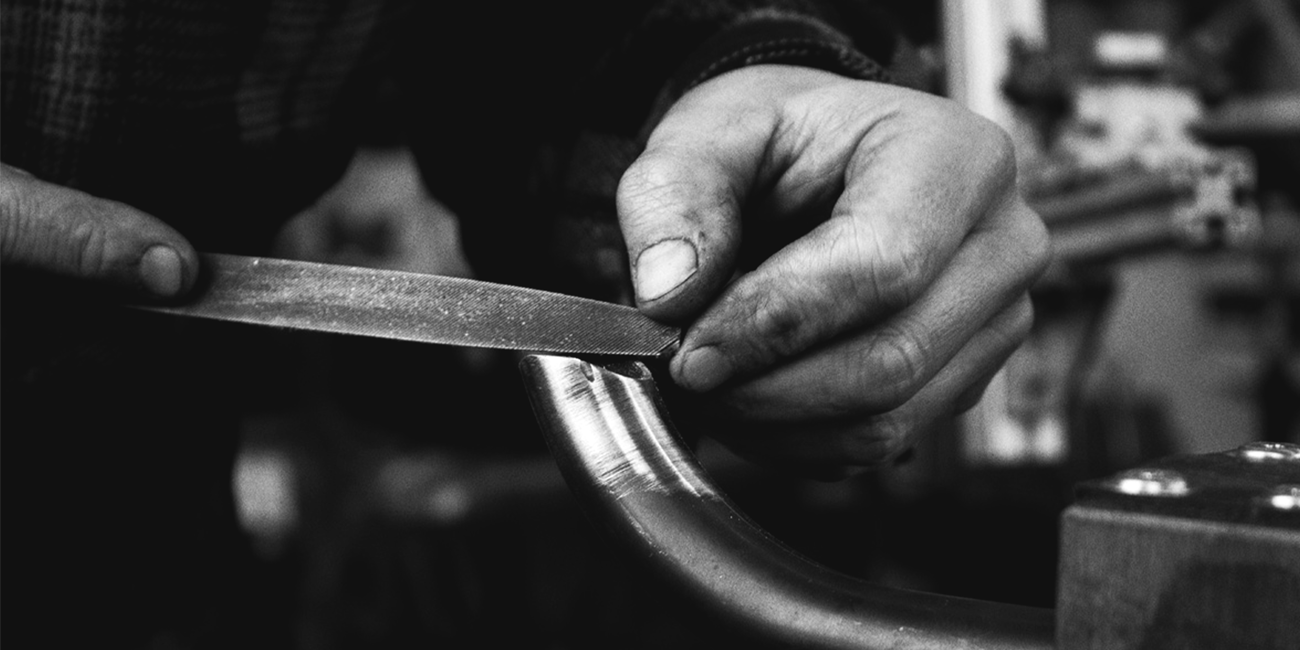 mains qui travaillent l'acier dans l'atelier Affranchi