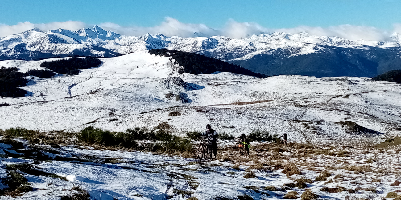 randonnée dans les Pyrénées enneigées avec les vélos Affranchi