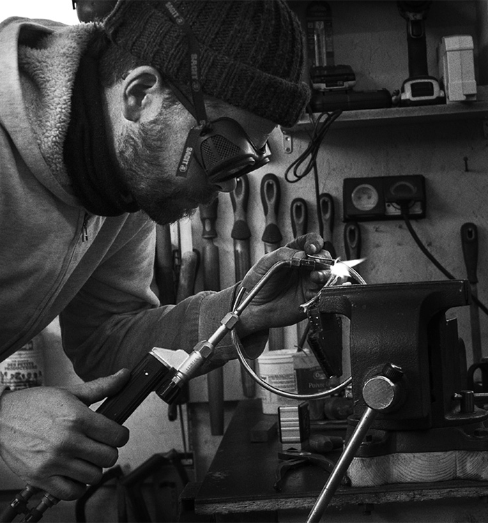 portrait de Germain travaillant l'acier dans son atelier Affranchi