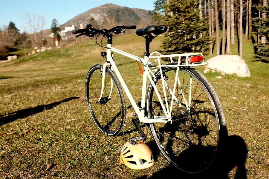 vélo créé sur-mesure par Affranchi devant la montagne