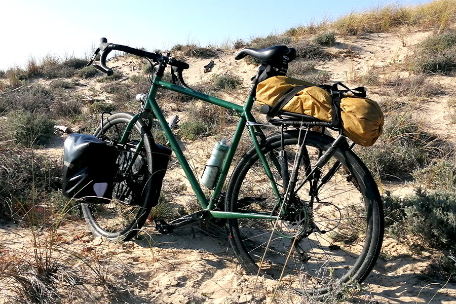 vélo créé sur-mesure par Affranchi sur une dune de plage