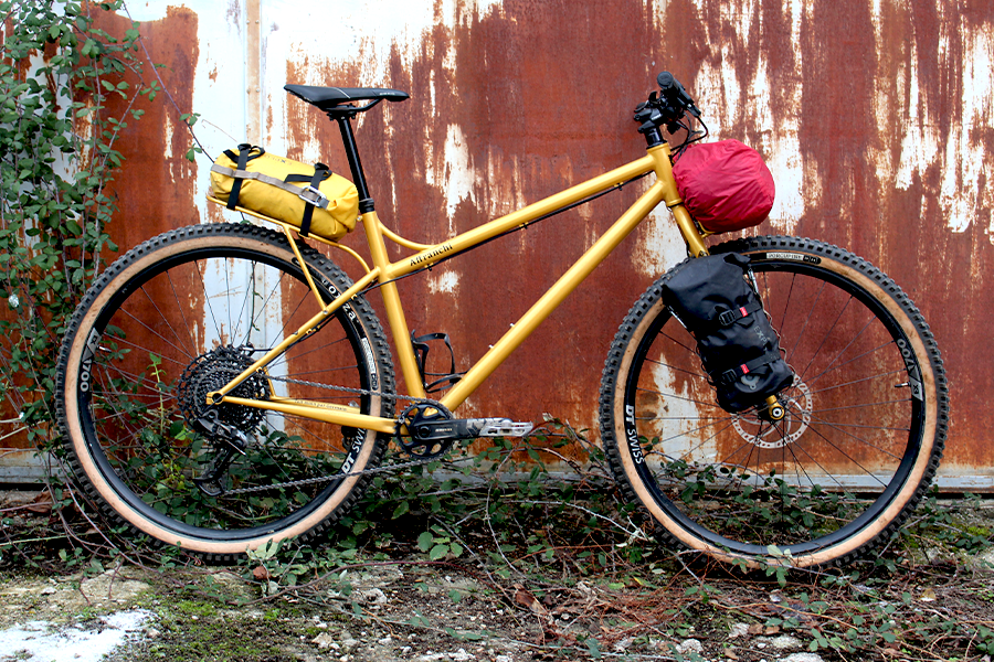 vélo de voyage doré créé sur-mesure par Affranchi